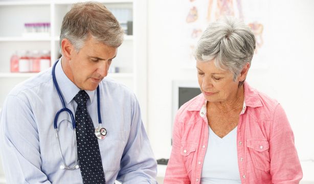 Descubren por qué aumenta el riesgo cardiovascular en las mujeres después de la menopausia