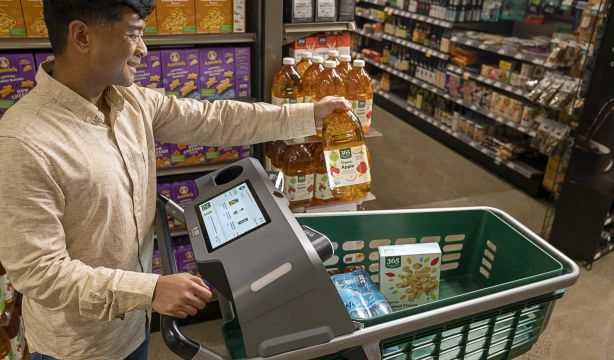 Así son los carritos de la compra inteligentes de Amazon que permiten pagar desde ellos