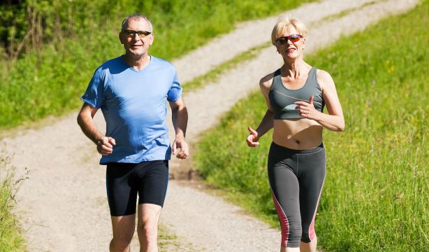 Actividades al aire libre para mejorar la salud física y mental de los mayores en primavera (BigStock)