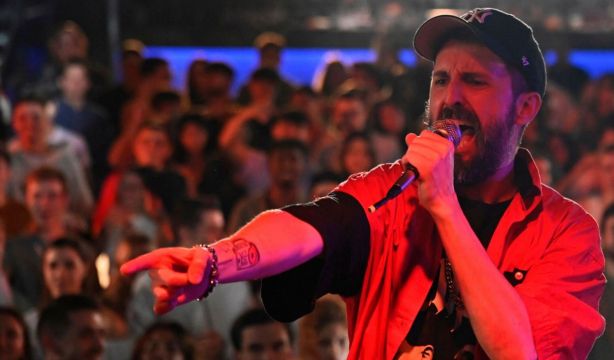 Julián López se mete en la piel de un rapero de 45 años que vuelve a la universidad en 'Matusalén'