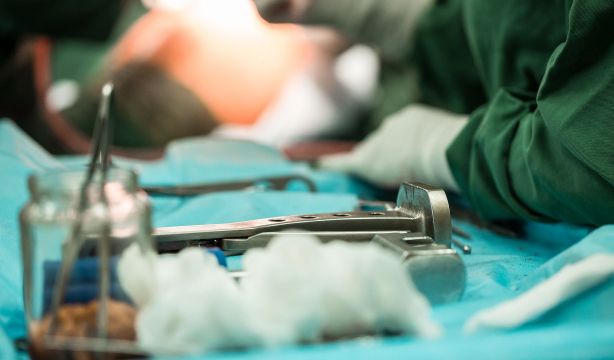 Nueva batalla judicial por prótesis de cadera defectuosas, la realidad ignorada de los implantes