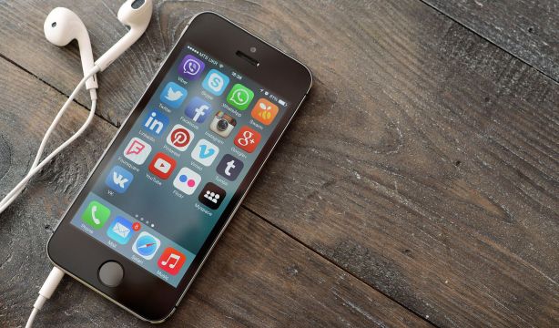 Así puedes dividir la pantalla de tu móvil y usar dos aplicaciones a la vez (Bigstock)