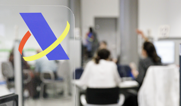 Ayudas de 1.150 euros para los que vivan con mayores de 65 años: requisitos y cómo solicitarlo