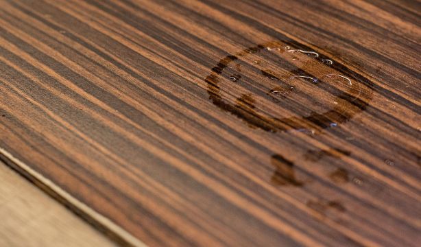 El truco de la mayonesa para eliminar las marcas de los vasos en tus muebles de madera