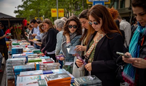 Barcelona se prepara para un Sant Jordi con más paradas y con La Rambla recuperada en su totalidad