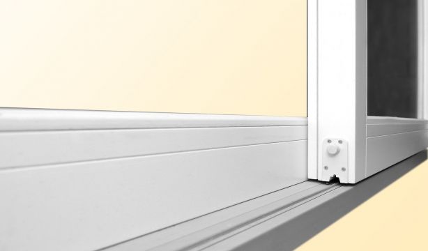 El truco del rotulador: cómo dejar los rieles de puertas y ventanas como nuevos