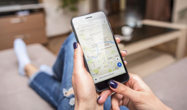 ¿Cómo ver el tiempo que hace en un lugar con Google Maps? (Bigstock)