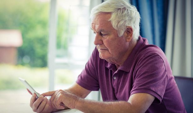 Los mayores de 65 años son los que más tiempo dedican a consultar webs y apps de salud (BigStock)