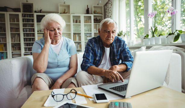 65YMÁS pide cambios en la Ley de Atención al Cliente para proteger los derechos de los mayores