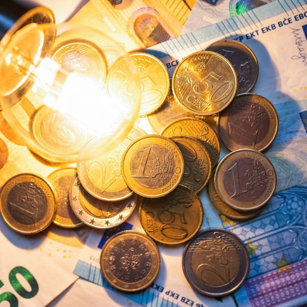 Con el precio de la luz en negativo, ¿es mejor estar en el mercado libre o el regulado?