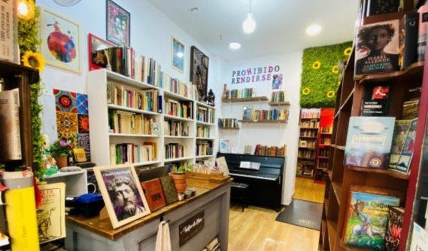 La librería de Lavapiés donde los mayores pueden llevarse libros prestados (Tráfico de Libros)
