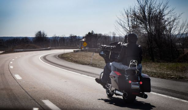 La DGT permitirá que las motos vayan por el arcén en atascos