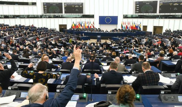 La Eurocámara aprueba la nueva reforma del mercado eléctrico: cómo afectará a los consumidores