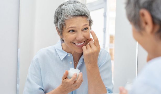 Los efectos de la menopausia en la piel y cómo contrarrestarlos