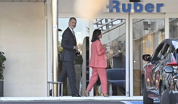 Los Reyes visitan a doña Sofía en el Hospital Ruber Internacional (Quirónsalud)