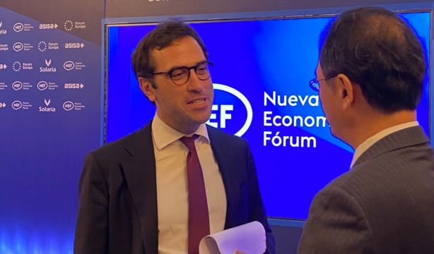 Carlos Cuerpo defiende subir el salario mínimo y reducir la jornada laboral, pese a la advertencia del FMI