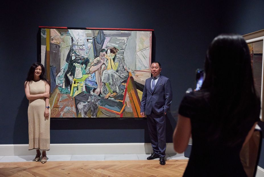 EuropaPress 5883490 dos personas posan junto cuadros inauguracion muestra mas alla realismo (1)