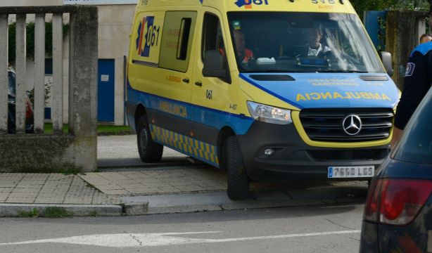 Muere un hombre tras ser atropellado por su hijo cuando daba marcha atrás con su coche en el patio