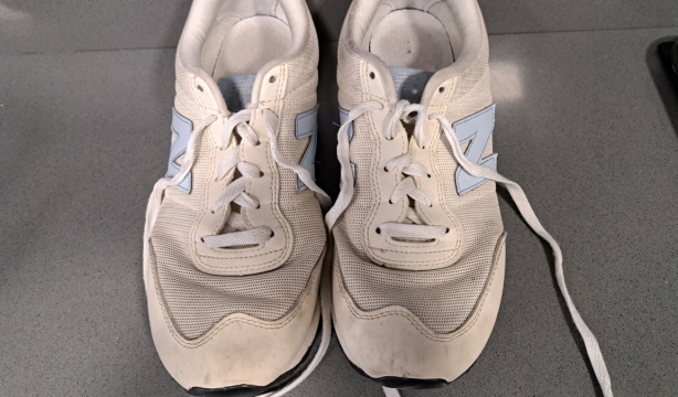 El truco para devolver el blanco a los cordones de las zapatillas (65YMÁS)