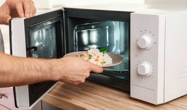 ¿Por qué no debemos calentar arroz en el microondas?
