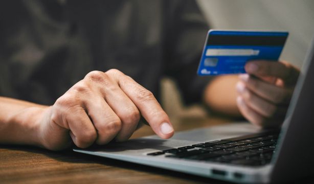 Pagar 40€ en una operación de 100€: el castigo de las transferencias internacionales de Santander. Foto: Bigstock