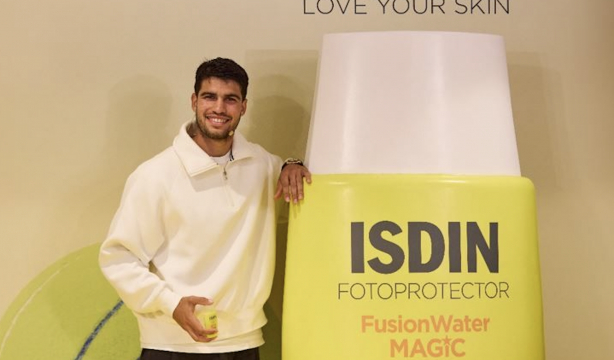 Carlos Alcaraz e ISDIN dan un paso más en su alianza para prevenir el cáncer de piel