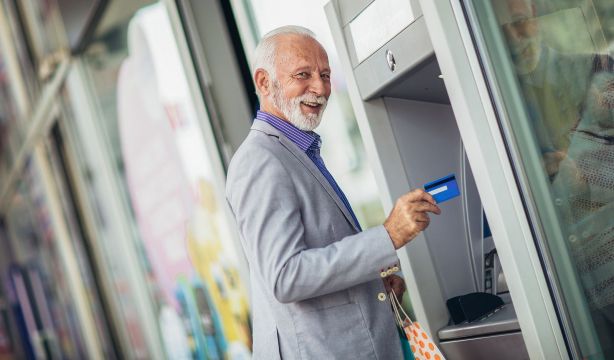 Un 54% de los mayores usa la banca online, pero siguen prefiriendo el trato personal en la sucursal. Foto: .bigstock