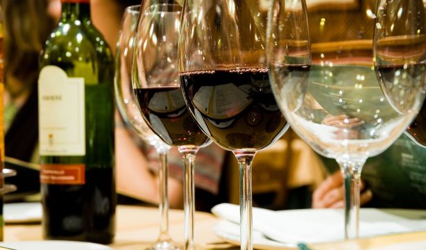 Un restaurante ofrece vino gratis a los que dejen el móvil mientras comen