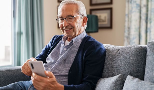 La digitalización bancaria de los mayores avanza: un 33% de los sénior ya usa Bizum. BigStock