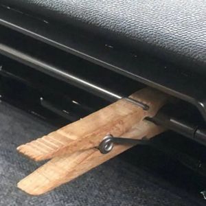 El truco de la pinza: cómo mantener el buen olor dentro del coche . Fuente, Twitter. El truco de la pinza: cómo mantener el buen olor dentro del coche . Fuente, Twitter.