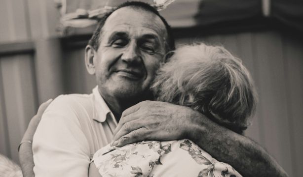 Una caricia o un abrazo disminuyen significativamente el dolor, la depresión o la ansiedad