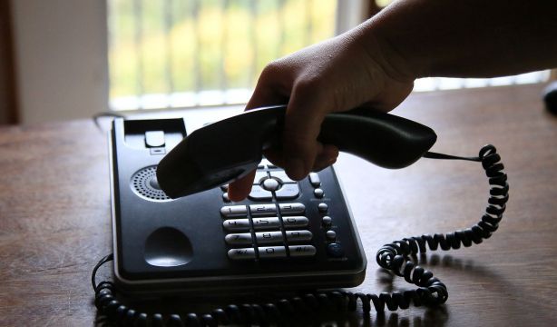 ¿Cómo bloquear las llamadas 'spam' en tu teléfono fijo?