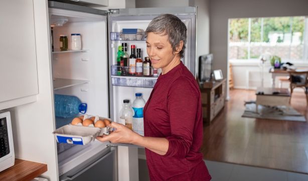Expertos revelan la forma correcta de almacenar los huevos para evitar riesgos de salmonela
