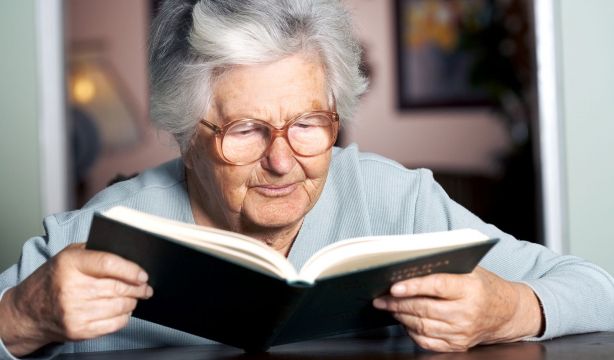 Más de un tercio de los españoles tiene que alejar el libro para leer bien