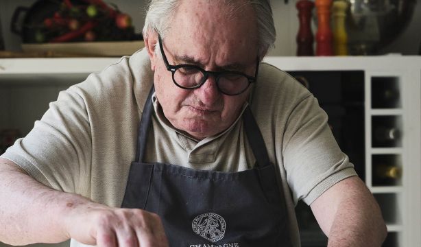 Rafuel celebra San Jordi compartiendo con 65YMÁS una de sus recetas infalibles: fideuá de gambas. Foto: Editorial Planeta