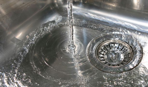 Sigue este truco para desatascar el fregadero de forma rápida y eficaz (Bigstock)