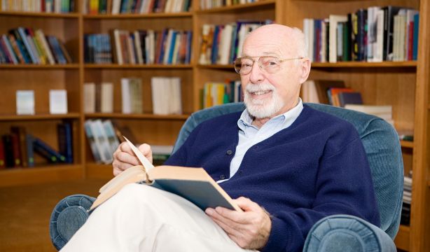 Más de un tercio de los españoles tiene que alejar el libro para leer bien