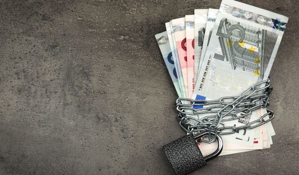 La estafa a las personas que más años han cotizado