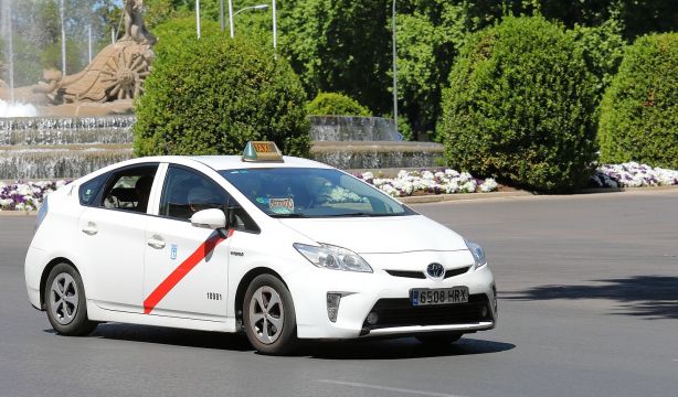 Los taxis de Madrid se suman al Día del Libro y regalan libros a sus usuarios este martes