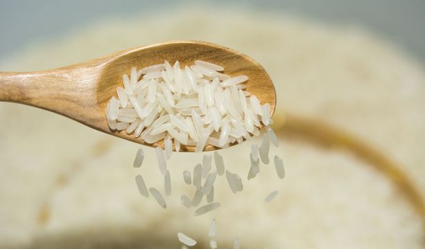 ¿Se debe lavar o enjuagar el arroz antes de cocerlo?