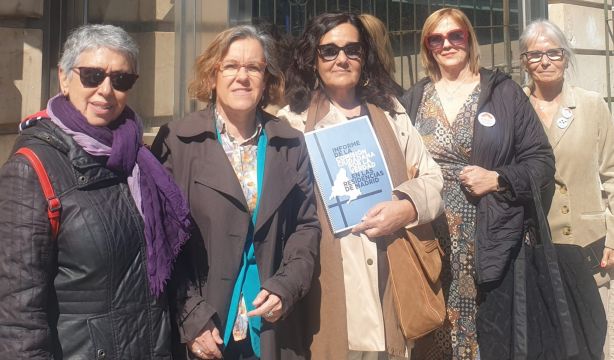 Familiares entregan a Sánchez el informe que denuncia la sobremortalidad en residencias en pandemia