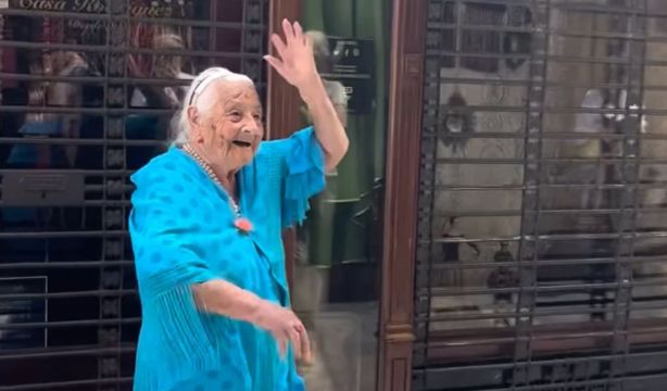 VÍDEO: Una mujer cumple su sueño y se viste de flamenca por primera vez a los 95 años (Redes Sociales)