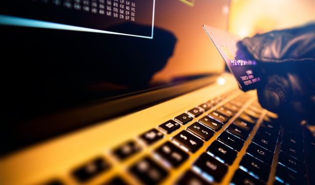 Ingeniería social y manipulación emocional, las armas invisibles del fraude digital