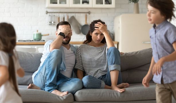 La mayoría de los padres se sienten aislados, solos y agotados 