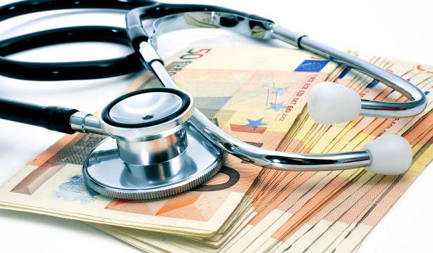 El seguro de salud factura 6.091 millones en solo 6 meses mientras dispara las primas a los mayores. Foto: Bigstock