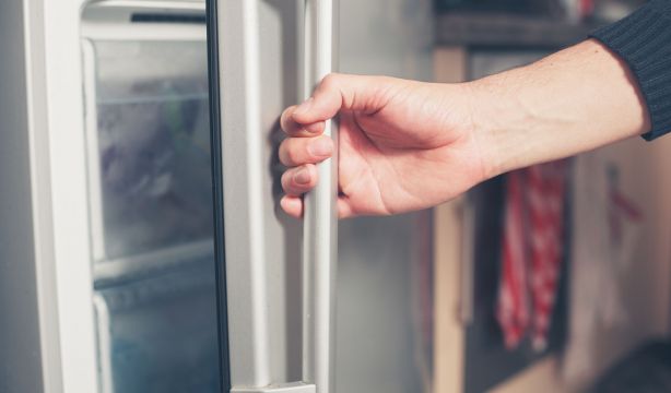 El truco del papel de aluminio para eliminar el hielo del congelador de manera rápida (Bigstock)