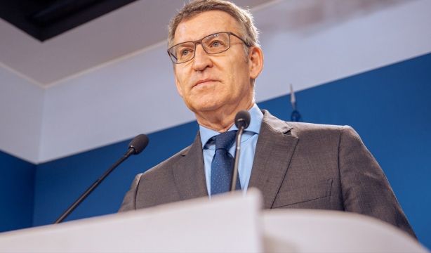 Feijóo acusa a Sánchez de querer colar "un cambio de régimen por detrás"