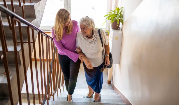 Esta es la actividad que puede mejorar la fuerza en las piernas de personas mayores