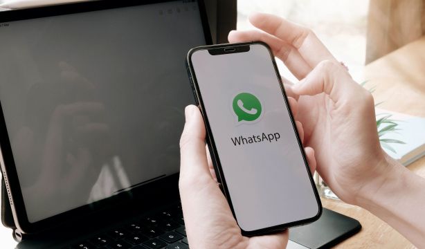 Cómo pasar fotos y vídeos desde el móvil al ordenador a través de WhatsApp y sin usar cables (Bigstock)
