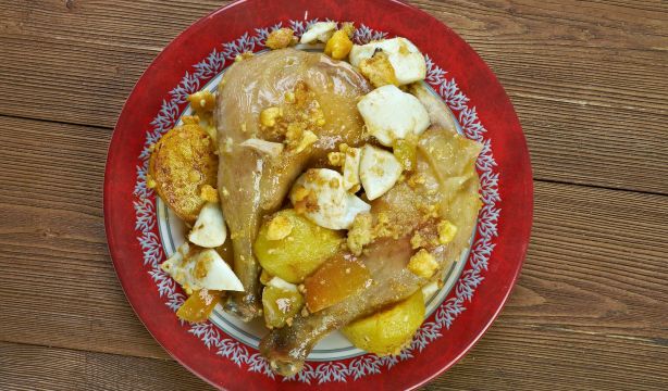 Receta tradicional madrileña: gallina (o pollo) en pepitoria y la versión gourmet con pintada. Foto: Bigstock